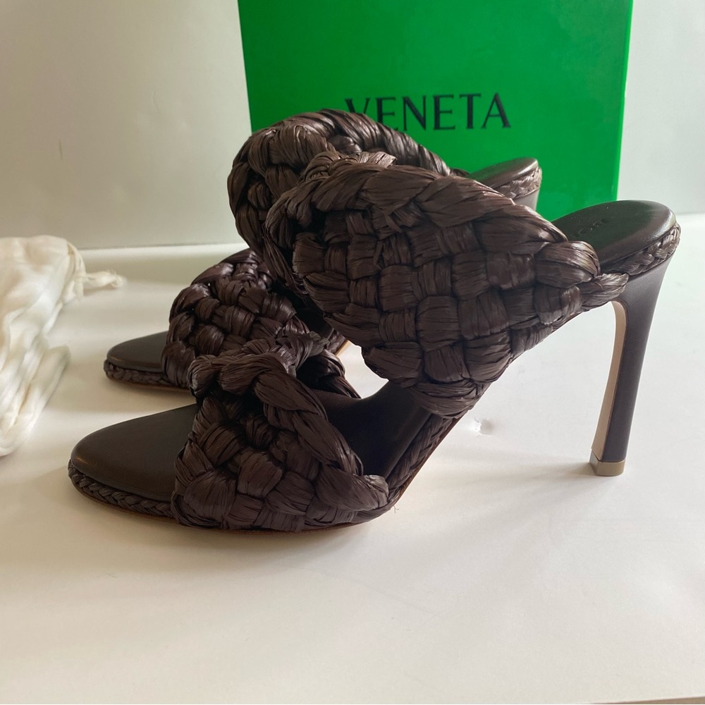 BOTTEGA VENETA Brown Raffia 'The Curve' Heeled Sandals Bitter Chocolate 35.5 NWT